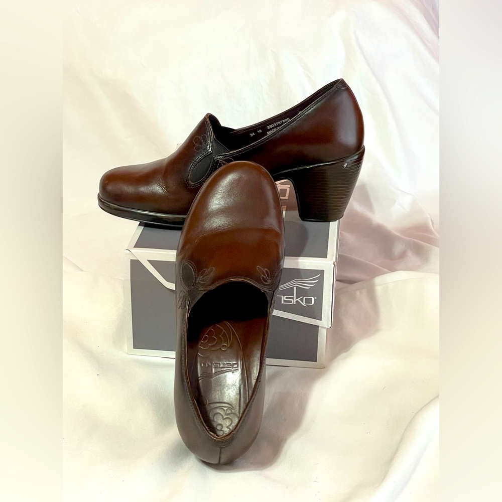 Gently worn Dansko Beth Dress Clog heels size 38 in Brown